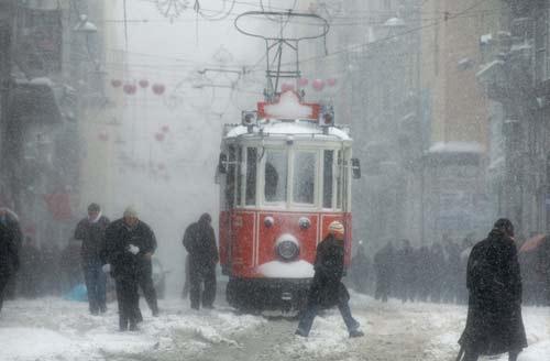 Fotoğraf sanatçısı Timurtaş Onan, Beyoğlunun kışını fotoğrafladı. Bu fotoğrafları da Beyoğlunda Kar başlıklı bir sergi ile sanatseverlerle buluşturuyor.