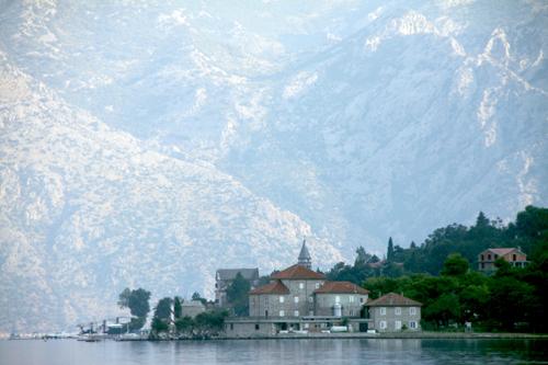 Eski Kotorun dışında kent, körfezin kıyılarına dağılmış durumda. Evler yeşillikler içinde kaybolmuş adeta.