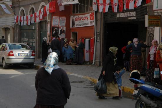 Sosyal yardımlardan ötürü AK Partiyi yerden yere vuran CHP, Sarıyer'deki seçim irtibat bürosundan vatandaşlara erzak dağıtırken objektiflere yakalandı.