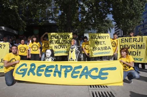 Greenpeace üyesi bir grup, Ankara Milli Müdafa Caddesi'nde nükleer enerji karşıtı protesto gösterisinde bulundu