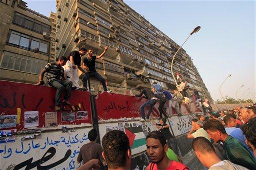 Kahire’deki Tahrir Meydanı'nda d&uuml;n toplanan 10 bine yakın protestocu, b&uuml;y&uuml;kel&ccedil;iliğe girdi...