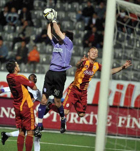 Geçen hafta şampiyonluğa havlu atan G.Saray, UEFA umutlarını sürdürmek istiyordu. Ancak Hacettepe hesapları alt-üst etti.