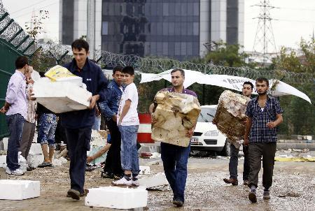 Polis, sel sularının etkisiyle içindeki malların dışarı saçıldığı marketi yağmalayan bir adamı gözaltına aldı