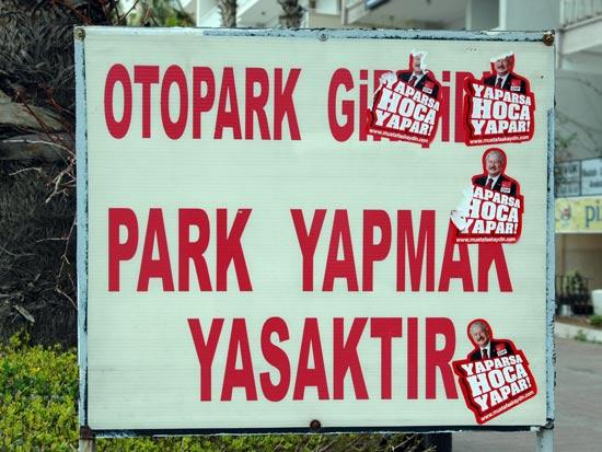 CHP Antalya Büyükşehir Belediye başkan adayı Mustafa Akaydın'ın "Yaparsa Hoca Yapar" sloganıyla yürüttüğü seçim çalışmaları kentte ilginç görüntülerin oluşmasına neden oldu.