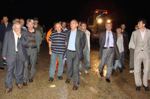 GUMUSHANE'NIN KURTUN ILCESI YAKININDA SAGANAK YAGMURLA BIRLIKTE MEYDANA GELEN HEYELANDA GUMUSHANE-TIREBOLU KARA YOLU ULASIMA KAPANDI. GUMUSHANE VALISI ENVER SALIHOGLU (SOL 4) DA OLAY YERINDE INCELEMELERDE BULUNDU.