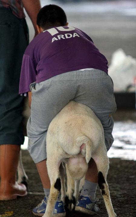 AİLELERİYLE KURBAN KESİM YERLERİNE GELEN ÇOCUKLAR İSE KESİLEN KURBANLIKLARIN BAŞINDA İLGİNÇ GÖRÜNTÜLER OLUŞTURDU. FOTOĞRAF: MUZAFFER ÇAĞLIYANER