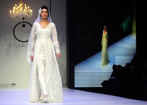 Tasarımları dunya moda otorıtelerınce avant-garde, neo-romantık, deneysel, kavramsal ve dısıplınler arası olarak tanımlanan Özlem Suer'ın, İzmır'dekı ılk defılesınde unlu mankenler podyuma cıktı.