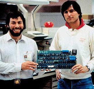 <p> Apple şirketinin kurucuları Steve Wozniak ile Steve Jobs, bir anda köşeyi dönmeden önce, Draperin düdüğünün elektronik türdeşi olan mavi kutuları üretip satıyorlardı.</p>