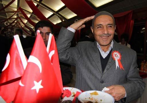 29 Ekim Cumhuriyet Bayramı kutlamaları için Kürtçe halk konseri düzenleyen Van Valisi Münir Karaloğlu, binlerce vatandaşın katıldığı etkinlikte yaptığı konuşmaya Kürtçe sözlerle başlayınca, sanatce Berdan Mardini tekrar yaptırdı...