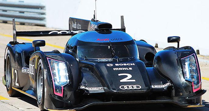 Audi ABD Floridada bulunan Sebring yarış pistinde, dayanıklılık yarışlarında kullanacağı yeni yarış otomobili hibrit R18 e-tron quattroyu test etti.
Williams F1 tarafından geliştirilmiş, frenleme esnasında ön aksta oluşan kinetik enerjiyi daha sonra kullanmak üzere bir volana depolayan Hibrit otomobil, şirketin 2011de Le Mansda zafer kazandıran R18 yarış otomobilini temel alıyor.