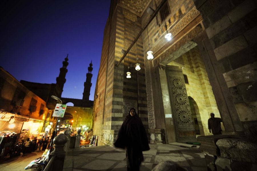 YAVUZ SULTAN SELIM'IN MISIR'I FETHININ ARDINDAN MUMLUKLU SULTANI TOMANBAY'I ASTIRDIGI BAB EL ZUVEYLA ARTIK KAHIRE'NIN IKI GIRIS KAPISINDAN BIRISI DEGIL. FOTOGRAFTA KAPININ GIRISINDEKI BAB EL ZUVEYLA CAMII GORULUYOR.