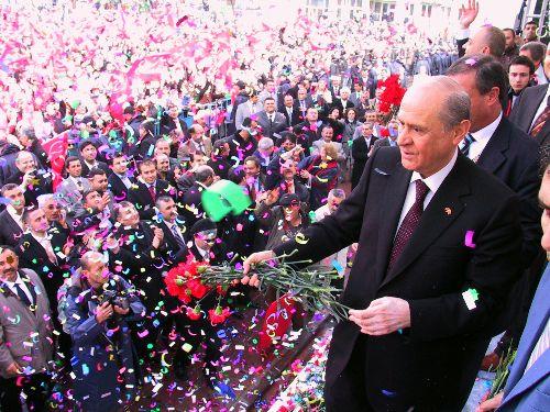 Milliyetçi Hareket Partisi Genel Başkanı Devlet Bahçeli'nin yerel seçim kampanyasında bugünkü durağı Manisa'ydı. Bahçeli, milli gelirdeki 560 milyarın hesabını sormazsam namerdim dedi.