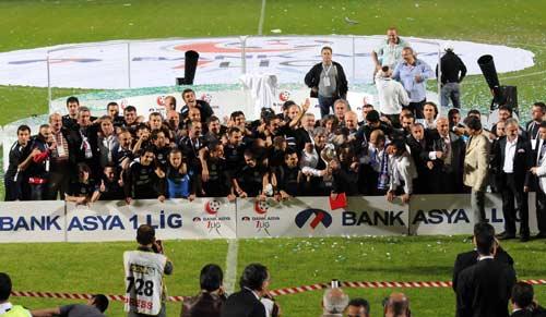 5 bin Karşıyakalı sahaya indi, Kasımpaşalılar soyunma odasına kaçtı, Alparslan'ın kafasına koltukla vuruldu, çok sayıda asker, futbolcu ve taraftar yaralandı.