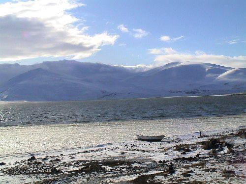 Ardahan'ın Çıldır ilçesi sınırları içerisinde bulunan ve 124 kilometrekare alanıyla Doğu Anadolu Bölgesi'nin ikinci büyük gölü olan Çıldır Gölü ocak ayına girilmesine rağmen hâlâ donmadı. Gölün buz tutmaması en çok gölde kışın buzları kırarak balık avlayan balıkçıları üzdü. (CİHAN/Sezgin Uygar)