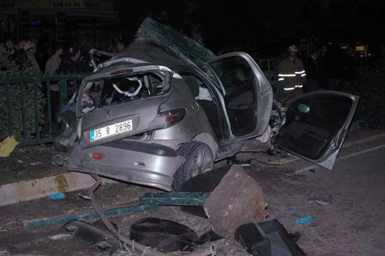 İzmir'in Balçova ilçesinde aşırı hız ve dikkatsizlik sonucu kontrolden çıkarak orta refüje çarpan araç hurdaya döndü. Aracın ve motoru aküsü yola saçıldı...