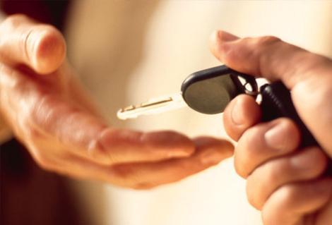 <p>Yılın ilk 5 ayında 360 bin adetlik tarihi satışa ulaşarak hızını kesmeyen otomotiv pazarı seçimin ardından da ivmesini sürdürüyor.</p><br>
<p>Sıcak yaz aylarının da yüzünü göstermesiyle birlikte, otomobil sahibi olmak isteyenlere cazip fırsatlar sunan otomotiv şirketleri 30 dakikada çıkan kredilerden, ödemeyi 2012'ye ötelemeye kadar uyguladıkları kampanyalarla bu büyümeyi sürdürmek istiyor.</p><br>
<p><strong><span style="color: #ff0000;">İşte otomotivde yaz kampanyaları...</span></strong></p>
