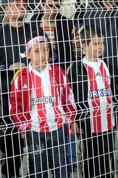 <p><strong><span style="text-decoration: underline;"><span style="color: #ff0000;">SİVASSPOR -</span></span></strong> <strong>KOLTUK SAYISI:</strong> 3715 <strong>BÖLÜM</strong>: KALE ARKASI HAVUZ TRİBÜNÜ VE VIP A TRİBÜNÜ</p>