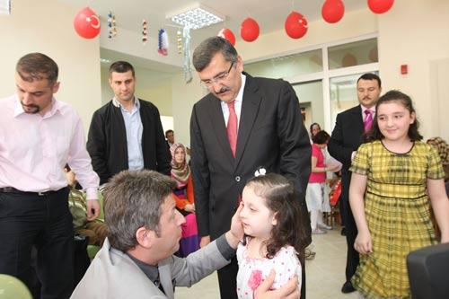 Ancak bu sırada görme bozukluğu olan küçük bir çocuğun, Metin Şentürke Hadi körebe oynayalım diye teklifte bulunması ile birlikte başta sanatçının kendisi olmak üzere salonu dolduran bütün herkesi gülme krizine soktu.