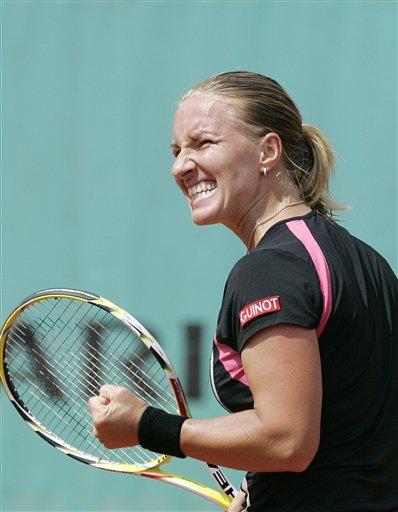 Tek bayanlarda 5 numaralı seribaşı ABD'li Serena Williams, 10 yıl sonra ilk kez 3. turda elenerek hayranlarını şaşırttı. Williams, Slovenyalı Katarina Srebotnik'e 6-4 ve 6-4'lük setlerle 2-0 boyun eğdi.