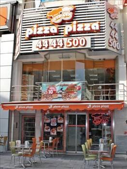 PİZZA PİZZA
Yeni şubeler açacak
İzmir merkezli Pizza Pizza, 1995 yılında kuruldu. Halen 45 il ve KKTC'de 200 civarında şubesi bulunan Pizza Pizza'nın franchise giriş bedeli 30 bin dolar. Gerekli ekipman yatırımı ise 120 ile 160 bin dolar arasında değişiyor. Franchisee'lerin kârından pay almayan şirket, aylık reklam katkı payı olarak 250 dolar istiyor. Pizza Pizza, sadece toplu konut ya da iş merkezlerine yönelik hizmet veren Express Pizza Pizza Shop'lar da açacak. Bunun yatırım bedeli ise 50 bin dolar. Express şubeler gece 02.00'ye kadar açık kalacak. Pizza Pizza, kullandığı farklı teknik, özel olarak ürettiği pizza çeşitleri ve zengin menüleriyle dikkat çekiyor.
İletişim için telefon: 0232 853 70 70
Web: www.pizzapizza.com.tr