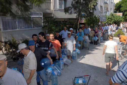 İzmir'de, Karşıyaka ve Bornova İlçelerinde, içme suyundaki arsenik değerinin standartların üzerinde çıkmasıyla endişeye kapılan halk su kuyruklarına düştü