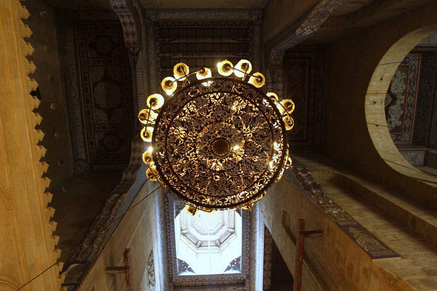 MISIRIN BASKENTI KAHIRE'DE BIR BIRINDEN GUZEL TARIHI CAMILERI GORMEK MUMKUN. FARKLI MIMARI OZELLIKLERE SAHIP CAMILER, KENTE GELEN YERLI VE YABANCI TURISLERIN ILGISINI CEKIYOR.