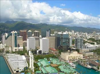Dünyanın en büyük şehri hangisidir?
Resmi olarak Honolulu... .Hawaii eyaletinde 1907de çıkarılmış bir yasaya göre Honolulu Şehri ve Honolulu İdari Bölgesi (County) aynı yeri ifade ediyor bu Honolulu şehrinin Büyük Okyanusta 2,400 km boyunca uzanan Kuzeybatı Hawaii adalarının kalanını da kapsadığı ve 5,509 km2yle en büyük yüzölçümüne sahip şehir olduğu anlamına geliyor. Dünyanın en kalabalık şehri ise 12,8 milyonluk nüfusu ve 440 km2lik yüzölçümüyle Mumbaidir: Km2 başına 29,042 kişi! Eğer bütün anakent alanı dahil edilirse en kalabalık şehir, 13,500 km2 üzerinde yaşayan 35,2 milyon kişiyle Tokyo olur.