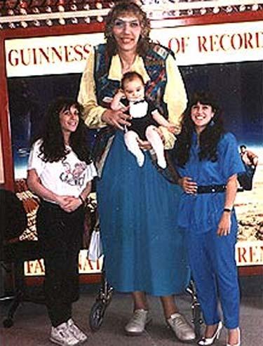Guinness Rekorlar Kitabı'nın kendi kayıtlarına göre dünyanın en uzun kadını sayılan 2,32 cm boyundaki İngiliz Sandy Allen öldü.