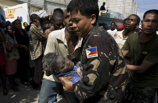 Haiti'de enkaz altında can pazarı