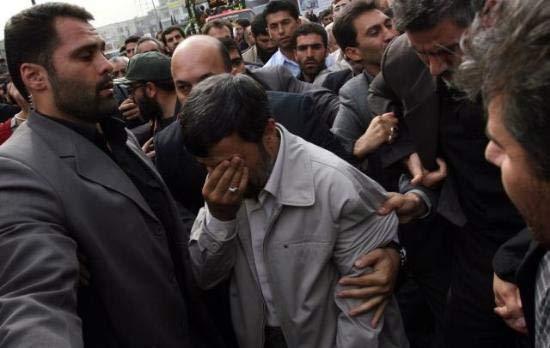 İran Cumhurbaşkanı Mahmud Ahmedinejad aşırı çalışmaktan hasta düştü.