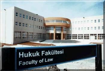 Bu tür öğrenciler ve değerlendirmeler Hukuk Fakültelerinde yok mu? Elbette var. Ankara Üniversitesi Hukuk Fakültesi'nde Hocanın biri sınavda, o günlerde devam etmekte olan bir davanın detaylarını vermiş ve sonucun ne olacağını sormuş.