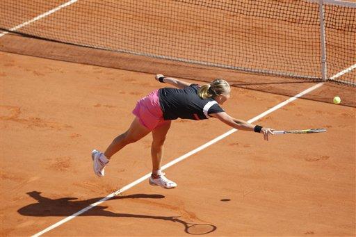 Fransa Açık'ta bayanlar yarı final maücadelesinde Rus tenisçi Svetlana Kuznetsova, Avustralyalı Samantha Stosur'u 2-1 yenerek finale yükseldi. Kuznetsova finalde vatandaşı Dinara Safina ile karşılaşacak.