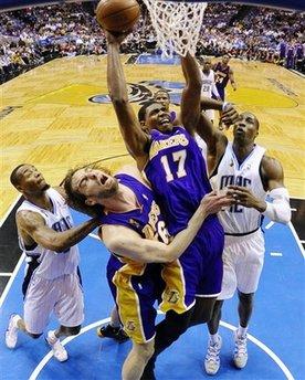 Hidayet'in de forma giydiği NBA final serisi 4. maçında Los Angeles Lakers, Orlando Magic'i uzatmalarda yıkmayı başarırken malesef Hidayet son anlarda kendine bağlanan umutları yıktı