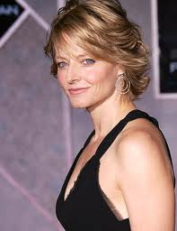 Jodie Foster
Ünlü HoLlywood yıldızı Jodie Foster'da Türkiye'ye gelen isimlerden. Kimseye haber vermeden Selçuk'taki Efes Harabeleri'ni gezen Foster, Meryem Ana Evi'ni ziyaret ederek hacı oldu. Jodie Foster, geceyi de İstanbul sosyetesinin tanınmış isimlerinden Mine Narin ve Oya Narin'in sahibi olduğu Şirince'deki Güllü Konaklarında geçirdi. Burada bir gece konaklayan Foster ve iki çocuğu, Selçuk'ta bol bol gezdi, hem kendileri için alışveriş yaptı, hem yakınları için hediyeler aldı.