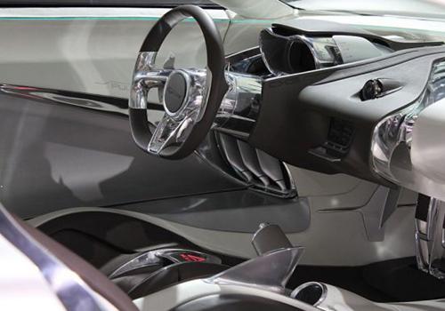 C-X75 model otomobilin son derece hafif malzemelerden üretilmiş şasisi ve iki adet elektrikli motoru, aracın üç saniye içinde saatte 60 kilometre hıza ulaşmasına yardımcı olacak.