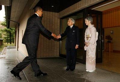 Forbesun geçen hafta Dünyanın en güçlü adamı olarak ilan ettiği ABD Başkanı Barack Obamanın Japonya ziyareti sırasında Japon İmparatoru Akihito karşısında eğilmesi kriz yarattı.