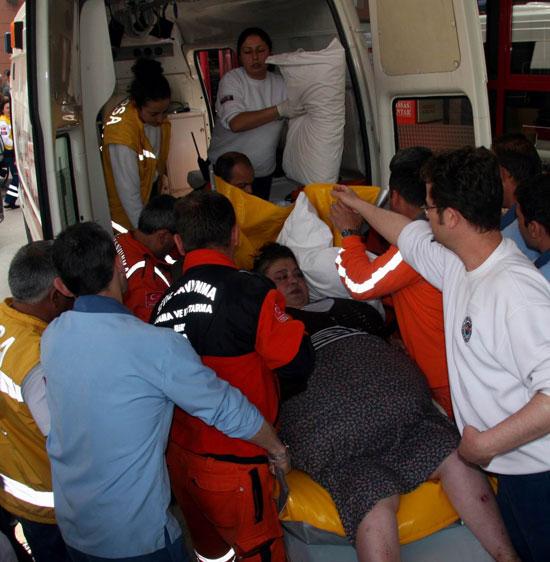 Bursa'da kadın sığınma evinde yaşayan 240 kiloluk kadının rahatsızlanması üzerine 20 kişilik itfaiye, ambulans ve sivil savunma ekibi seferber oldu.