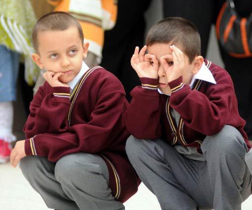 Okul öncesi ve ilköğretim 1 .sınıf öğrencileri için ders zili bugün çaldı. Çocuklar ilk günün heyecanı ve tedirginliğiyle sıralara oturuken anne ve babalar da heyecanlandı.