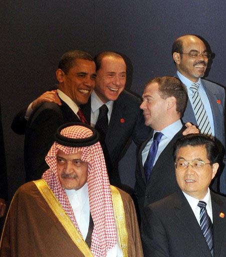 G20 ULKELERININ DEVLET VE HUKUMET BASKANLARIYLA ULUSLARARASI PARA FONU VE DUNYA BANKASI GIBI ULUSLARARASI KURULUSLARIN BASKANLARININ LONDRA ZIRVESINDEKI AILE FOTOGRAFINDA ABD BASKANI BARACK OBAMA, RUSYA DEVLET BASKANI DIMITRIY MEDVEDEV VE ITALYA BASBAKANI