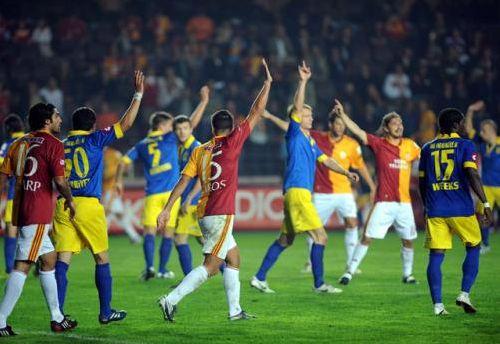 8. Hafta Galatasaray 2 : 4 Ankaragücü, Frank Rijkaard'ın görevine son verildi, takımın başına Hagi geldi