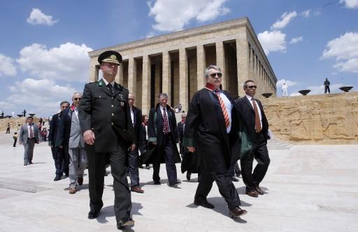 Türkiye Barolar Birliğinin (TBB) 30. Olağan Genel Kurulu'nda yeniden başkan seçilen Özdemir Özok ile yeni yönetim, denetim ve disiplin kurulu üyeleri Anıtkabir'i ziyaret etti.