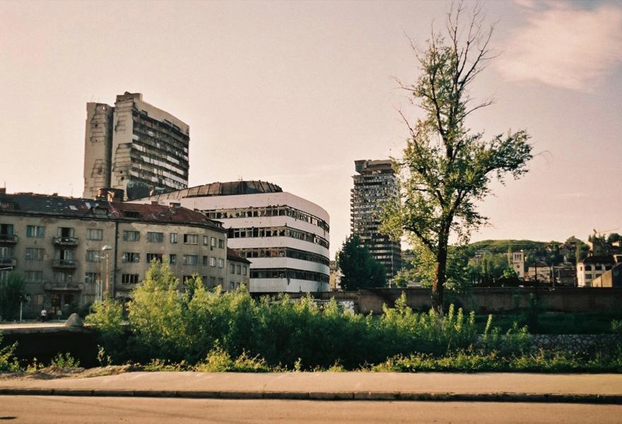 Eski Yugoslavya'nın dağılmasıyla birlikte 1992-1995 yılları arasında Bosna Savaşı yaşandı.