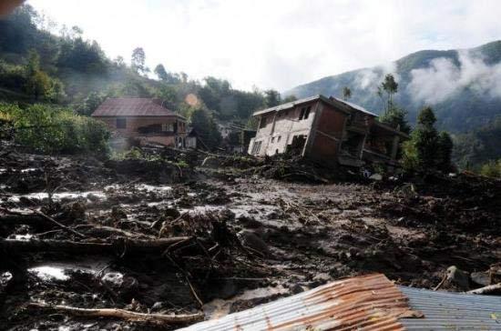 Artvin'in Borçka ilçesinde 4 katlı binanın enkazından 2 kişinin cesetleri çıkarıldı. İlçede evini sel suları basan 80 yaşındaki bir nine boğularak can verdi. Bir kadının cesedi köprü ayağından çıktı. Dün de 1 kişi hayatını kaybetmişti.