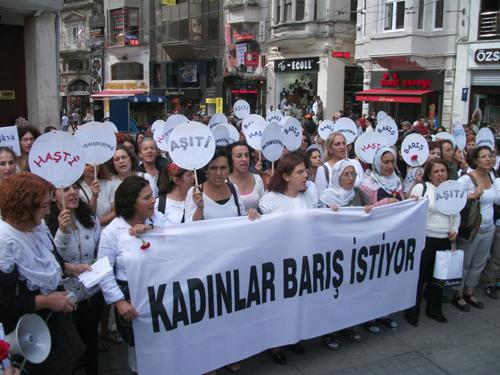 Beyoğlunda çeşitli sol dernek ve partilere üye bir grup kadın, Kadınlar Barış İstiyor sloganıyla eylem yaptı.İstiklal Caddesi üzerinde yürüyen kadınlar Taksim Meydanına tülbent bırakarak ülkede var olduğunu öne sürdükleri savaşın sona erdirilmesini istedi.