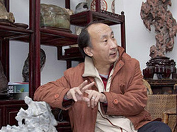 Pekin'in merkezinde gezerken  Tianming Rare Stone Museum'u (Tianming Nadir Taş Müzesi) gördüğünüzde arkelojik araştırmalar sırasında keşfedilmiş geçmiş zamanlardan kalma insan elinden geçmiş taşlarla karşılaşacağınızı düşünebilirsiniz. <br>Ancak sahibi Liu Tianming'ın müzesinde doğal ortamda bulunmuş ilginç taşları sergiliyor sadece.. <br><br>
E ne var bunda diyebilirsiniz ama zaten Liu Tianming, nadir taşlardan zevk alabilmek, onların estetiğini hissedebilmek için sanatçı duyarlılığı olması gerektiğinin bilincinde.  Resim eğitimi için üniversiteye gittiği yıllarda içine taş aşkı düşen Tianming, Çin'in çeşitli bölgelerini gezerek, değişik çaplarda ve çeşitli boyutlarda ve alışılmadık şekillerden nadir taşlar  derliyor. Güzel bir taş bulabilmek için aç kalıp, günlerce yol yürüyebileceğini söylüyor müzecimiz... <br><br>
Bakalım müzesinde sergilediği taşlar için siz de aynı duyguları hissedebilecek misiniz?