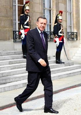 BASBAKAN RECEP TAYYIP ERDOGAN, FRANSA CUMHURBASKANI NICOLAS SARKOZY ILE GORUSMELERININ ARDINDAN ELYSEE SARAYINDAN AYRILDI.