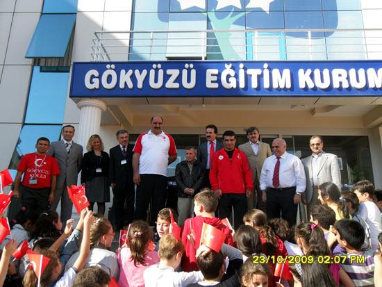 Sportif etkinliklere ve spora verdiği önemle adını duyuran Gökyüzü Koleji öğrencileri, Dünya Şampiyonu milli güreşçilerle buluştu.