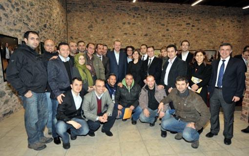 Başbakan Erdoğan, gazetecilerin raket tutuş şekline ilişkin soruları üzerine de, bunun Çin tarzı olduğunu, öğrencilik yıllarından bu yana masa tenisi oynadığını söyledi.