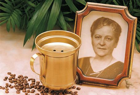 <strong>Ağız tadıyla kahve</strong><br><br>
İlk kahve filtresini Almanya'nın Leipzig kentinde yaşayan Melitta Bentz bize armağan etmiştir. Melitta Bentz, 35 yaşında iki çocuk annesi bir ev kadınıydı. Kahve içmeyi çok seviyordu. <br><br>Ancak fincanın dibinde biriken siyah kahverengi renkli telvelere sinir oluyordu. Bir gün pirinç bir kabın altına çekiç ve ince bir çivi ile birkaç delik açtı ve kabın içine büyük oğlunun okul defterinden kopardığı sayfayı huni şeklinde kıvırarak yerleştirdi. <br><br>Kahveyi kaba boşattıktan sonra üstüne sıcak suyu döktü. Uygulama başarılı olmuş telvesiz kahvesine kavuşmuştu. Melitta'nın birkaç arkadaşı da buluşu denedi onlar da memnun kaldılar. Başlangıçta kullandığı kâğıt, kahveyi çok uzun sürede süzdüğü için Bentz, kahveyi daha kolay süzebilecek bir kâğıt arayışına girdi. <br><br>Bir süre sonra bunu da başardı. Melitta Bentz, 1908 tarihinde Berlin'de İmparatorluk Patent Dairesi'nden buluşunun patent hakkını aldı. Fakat bununla yetinmedi. Birkaç ay sonra evlerinin bir odasında kahve filtreleri üreten küçük bir imalathane kurdular, imalathane büyütülerek fabrikaya, o da fabrikalar zincirine dönüştü. <br><br>Melitta Bentz 29 Temmuz 1950'de 77 yaşında yaşama gözlerini kapadığında, uluslararası planda üretim yapan dev bir şirketin sahibiydi.