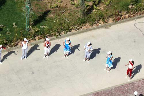 Berdimuhammedov, gece-gündüz ısı farkı en büyük şehirlerinden birinde dünyanın en tuzlu gölünün kıyısına dillere destan bir tesis, muhteşem bir açılış yaptı ama gazetecilerin şovu görüntülemesi için elden gelen arkaya konmadı! Bunlar kurtarılabilenler...